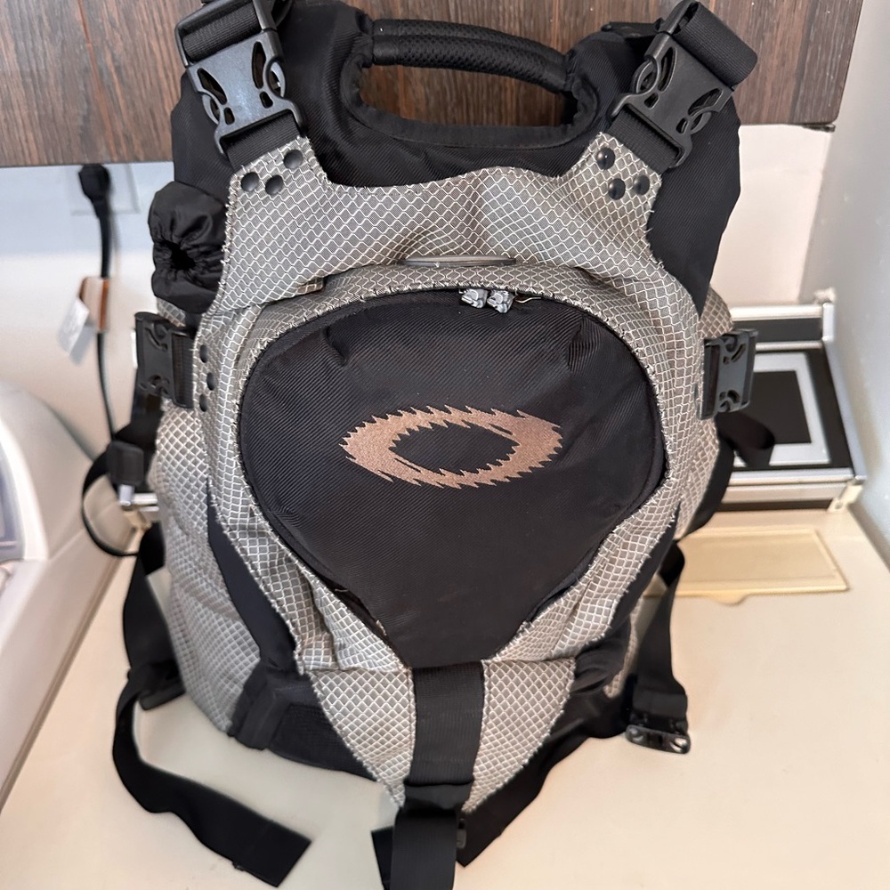 Oakley Back pack - Picture 2 of 16